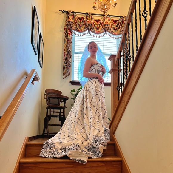 Black and white embroidered wedding dress - Picture 12 of 14